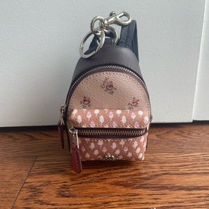 This coin purse is from coach. Length 8cm, width 7cm and height 12cm